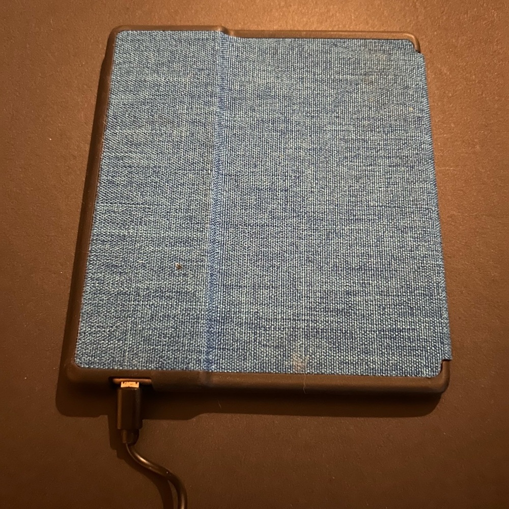 Kindle Oasis and Blue Tweed Case - 26GB E-Reader 2021 excellent condition